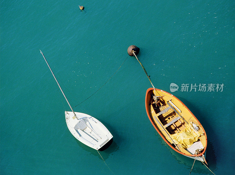 从上面看，两艘小船停泊在海上