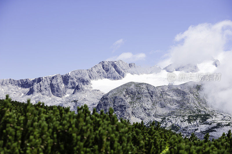 白雪覆盖的阿尔卑斯山