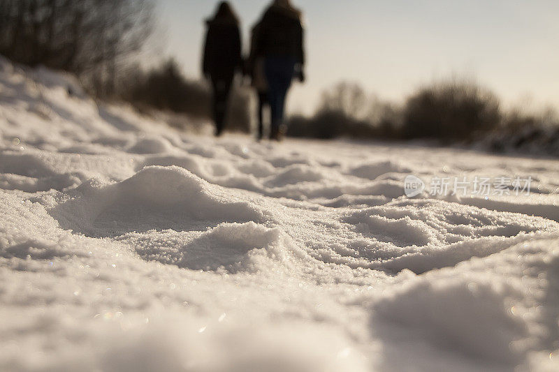 雪地上的脚印