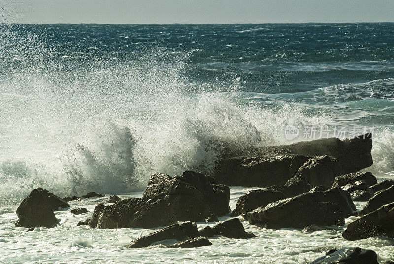 汹涌的海浪拍打着岩石