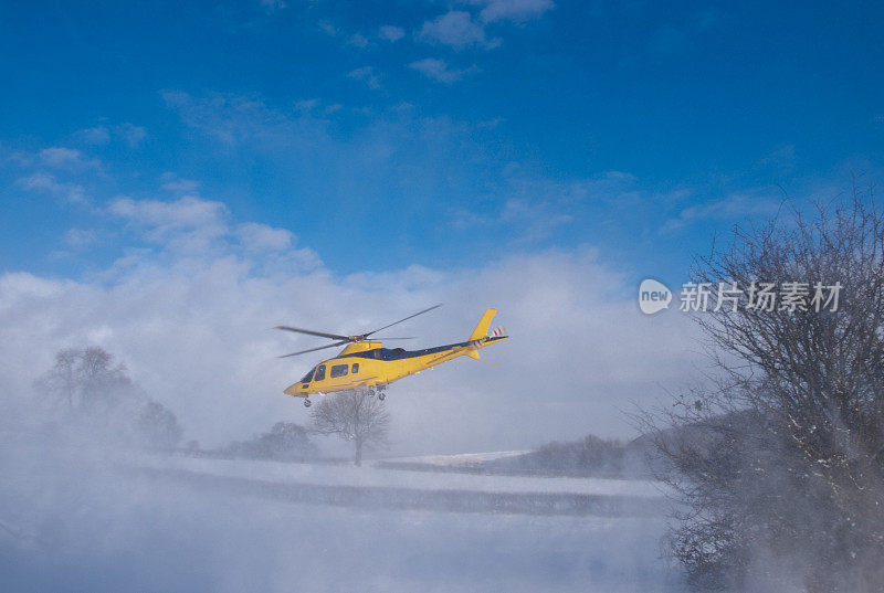 雪地里有救护飞机