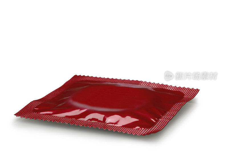 红色避孕套被隔离在白色的夹道上