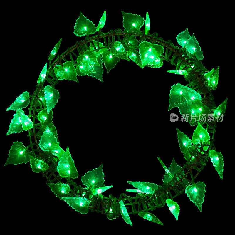 圣诞绿色花环在黑暗的背景