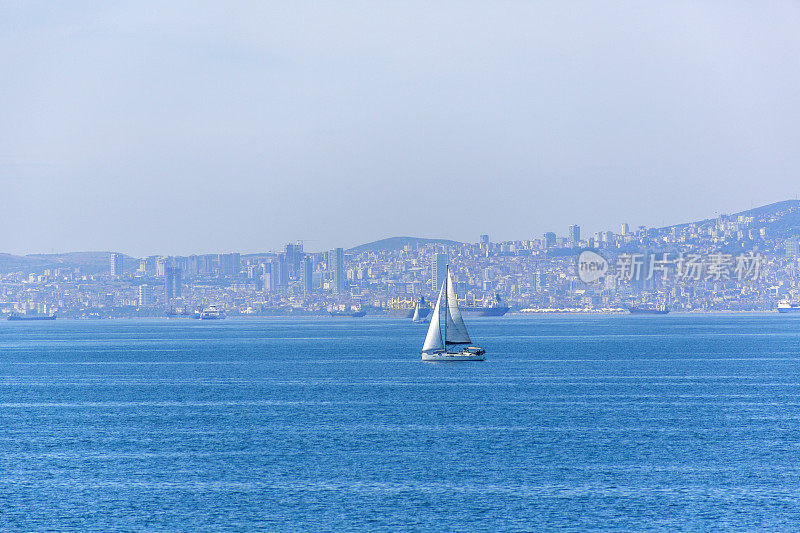 土耳其伊斯坦布尔附近马尔马拉海岸的一艘帆船