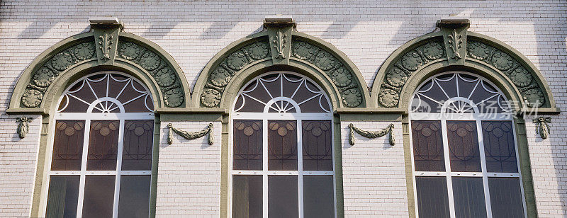 旧建筑的窗户。
