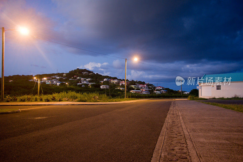 郊区街道傍晚与山坡社区住宅开发