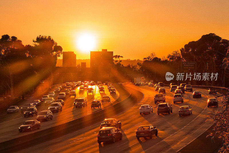 日落时分加州圣地亚哥的高速公路交通