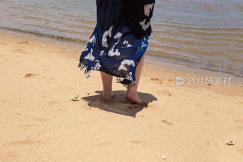 海滩上穿着帕雷奥的女人