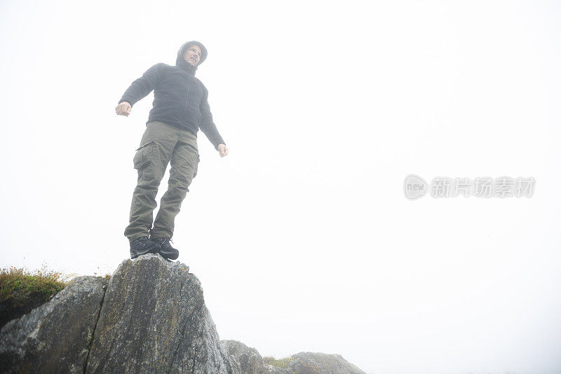 成年人在寒冷的天气和薄雾中徒步旅行