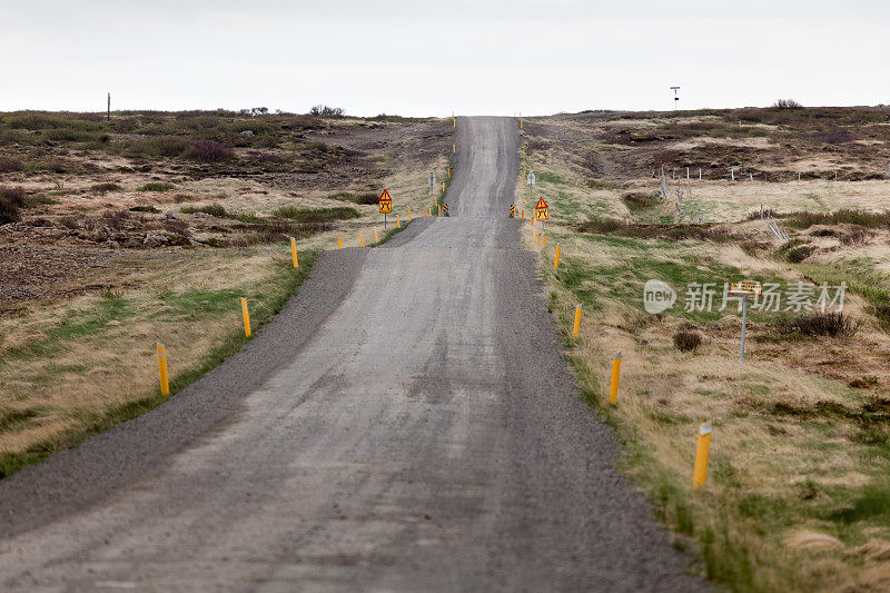 穿越冰岛风景的道路