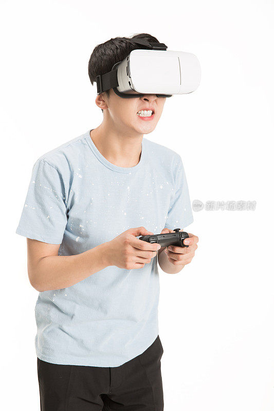 快乐的人玩游戏与vr眼镜隔离在白色的背景
