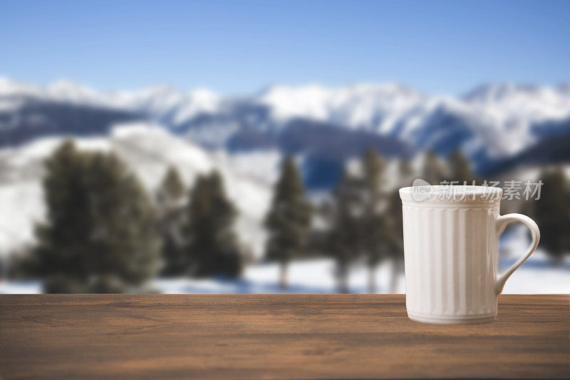 散焦的冬季场景与空白的桌子，咖啡杯。