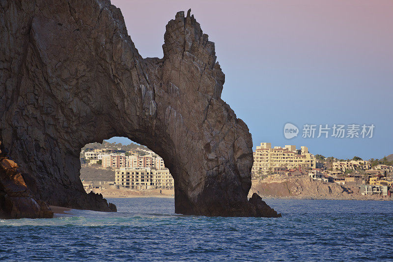 日落时分的陆地尽头拱门和卡波圣卢卡斯海岸线