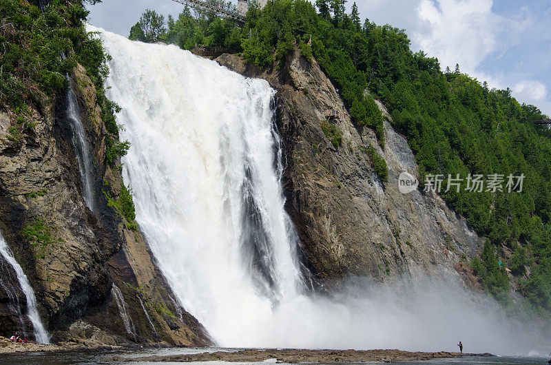 加拿大魁北克市的蒙莫伦西瀑布，瀑布，钓鱼，渔夫。