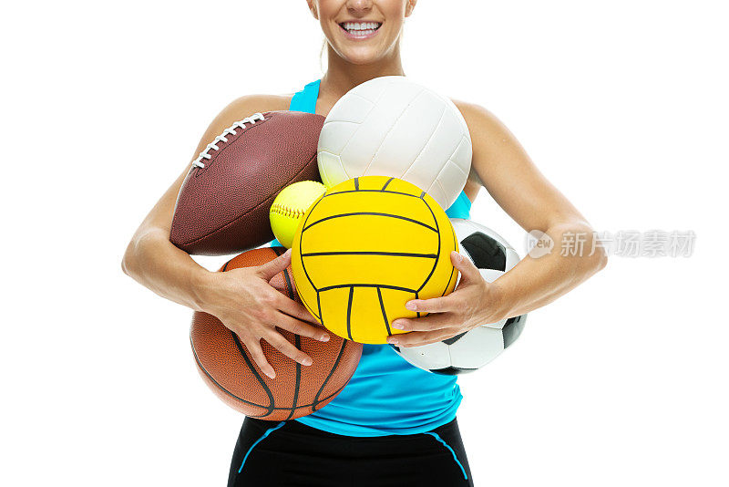 微笑的女人拿着运动球