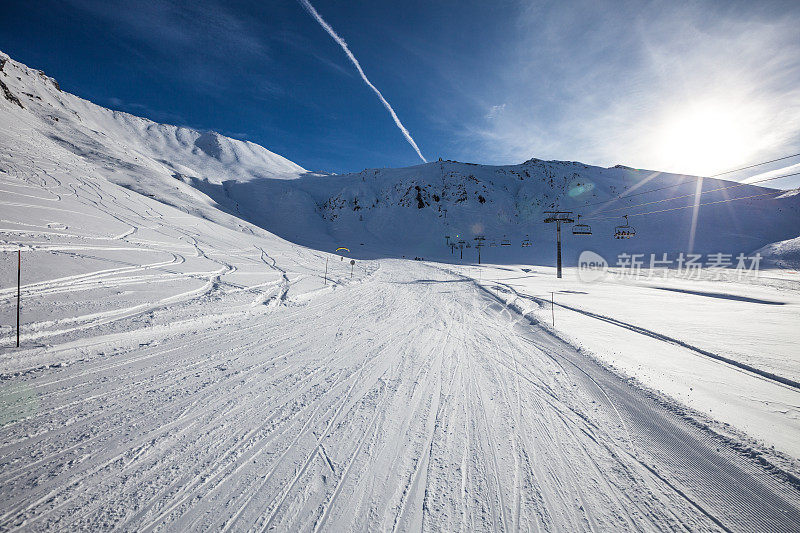 雪山边滑雪场，升降机和太阳耀斑