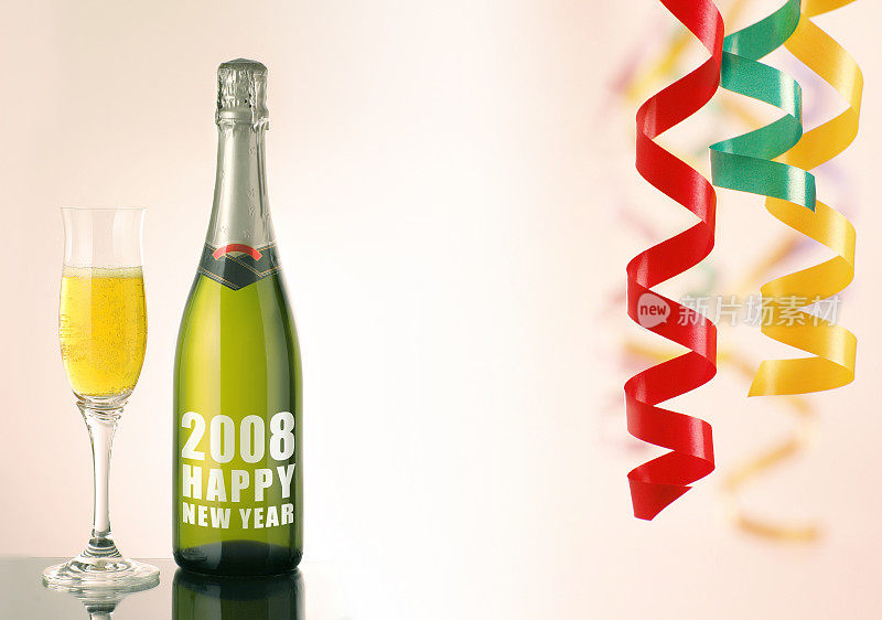 瓶子上写着2008年新年快乐，还有丝带