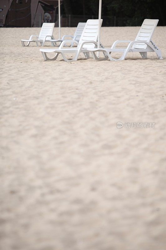 沙滩上的白色泳池椅