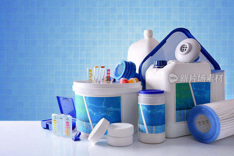 游泳池化学清洁产品与蓝色马赛克背景概述