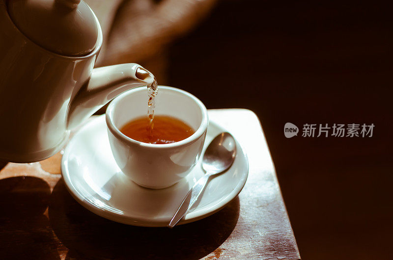 茶杯放在茶托上，倒着茶，