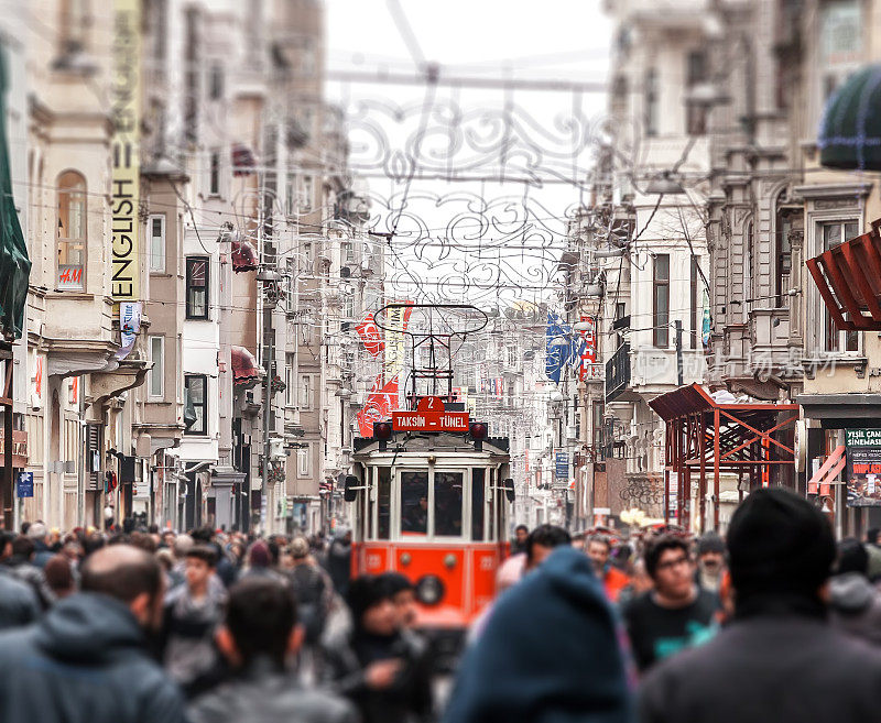 塔克西姆Istiklal街。伊斯坦布尔,土耳其。Tilt-shift照片