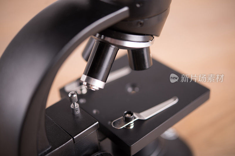 桌子上显微镜的特写镜头