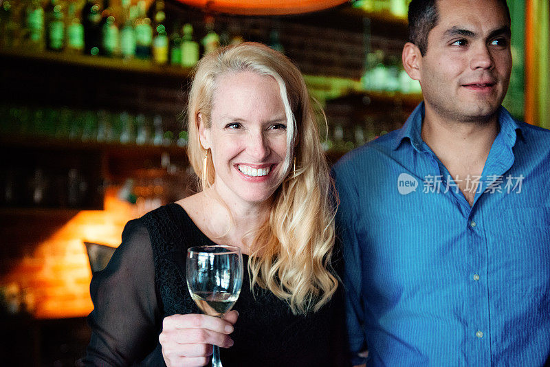 一对夫妇的肖像在一个快乐的时间与同事和同事在一个恢复酒吧。