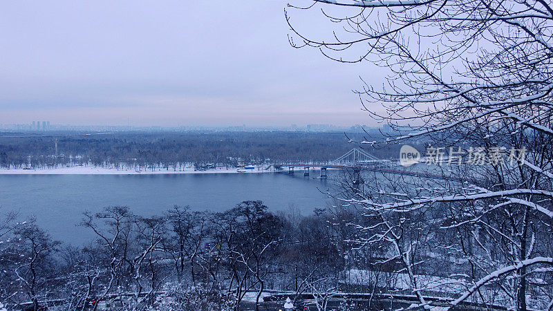 冬天的风景。俯瞰基辅第聂伯河