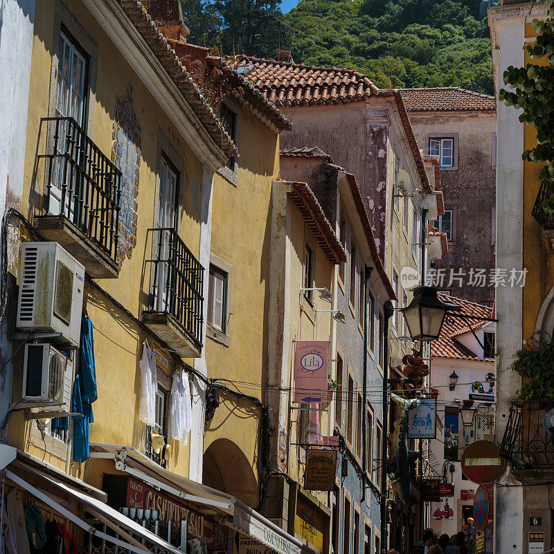 阳光明媚的葡萄牙小镇的老窄街