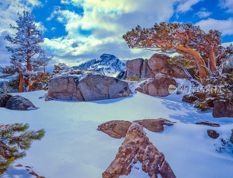 冬季雪山脊南太浩湖，加利福尼亚州。