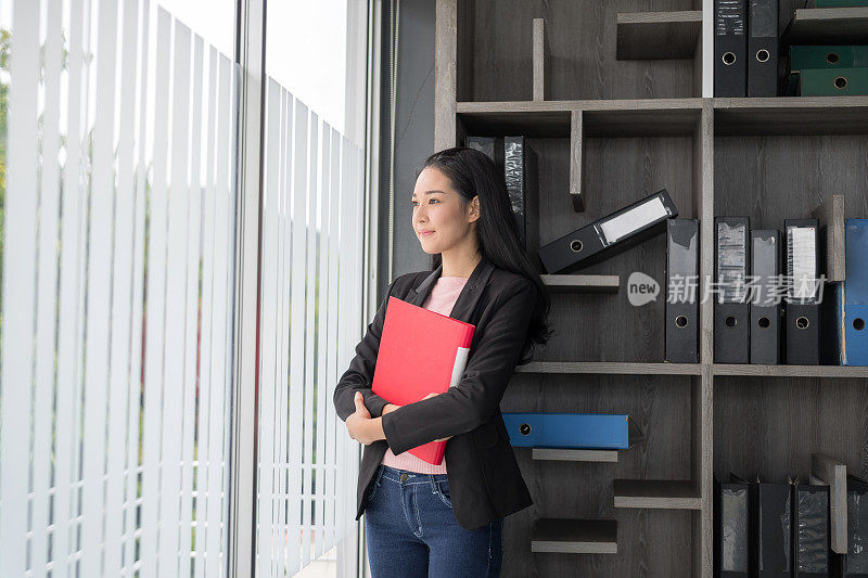 秘书或采购经理在一个现代化的办公室货架室