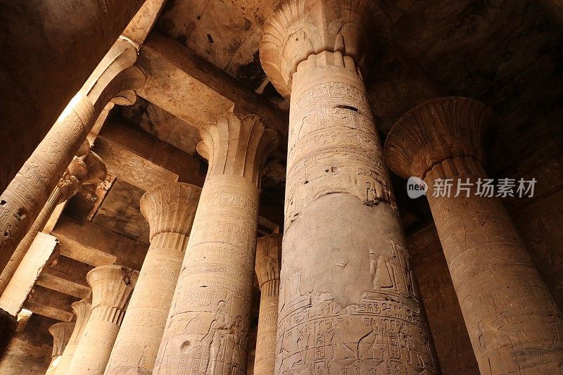 埃及卢克索卡纳克神庙多柱式大厅的圆柱