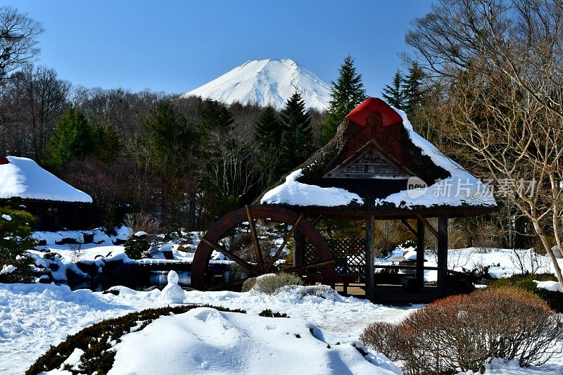 白雪覆盖的富士山，摄于山梨县大野hakkai