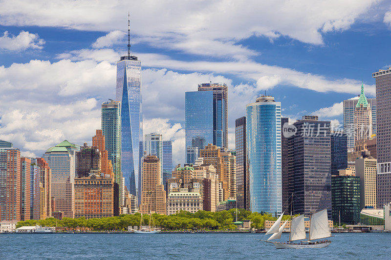 曼哈顿金融区，世界贸易中心，帆船(高船)，纽约港的水，炮台公园和蓝天。