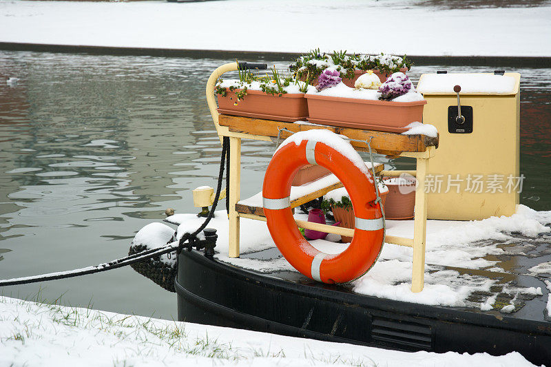 狭窄的船首覆盖着雪