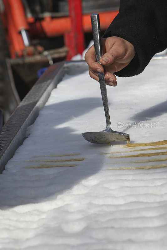 将枫糖浆倒在雪上制成的枫糖太妃糖。