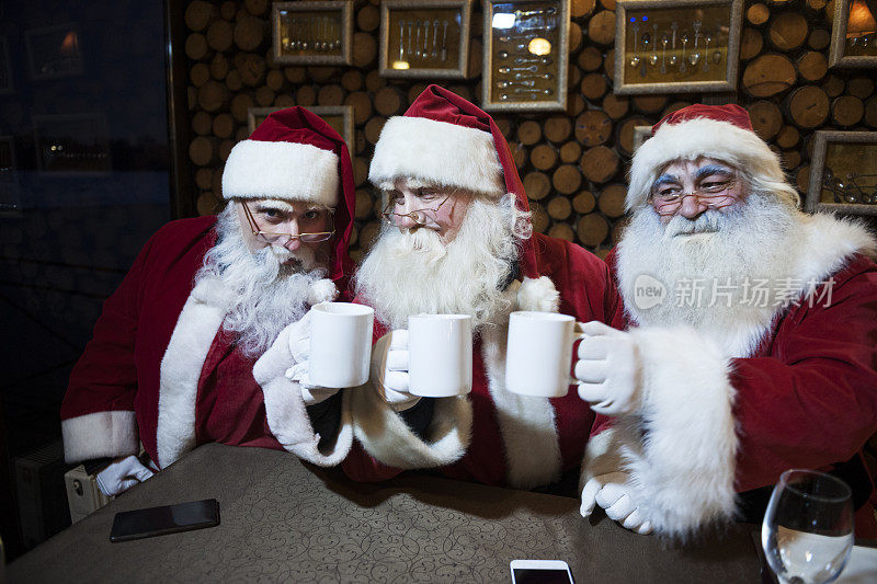 圣诞老人在咖啡馆