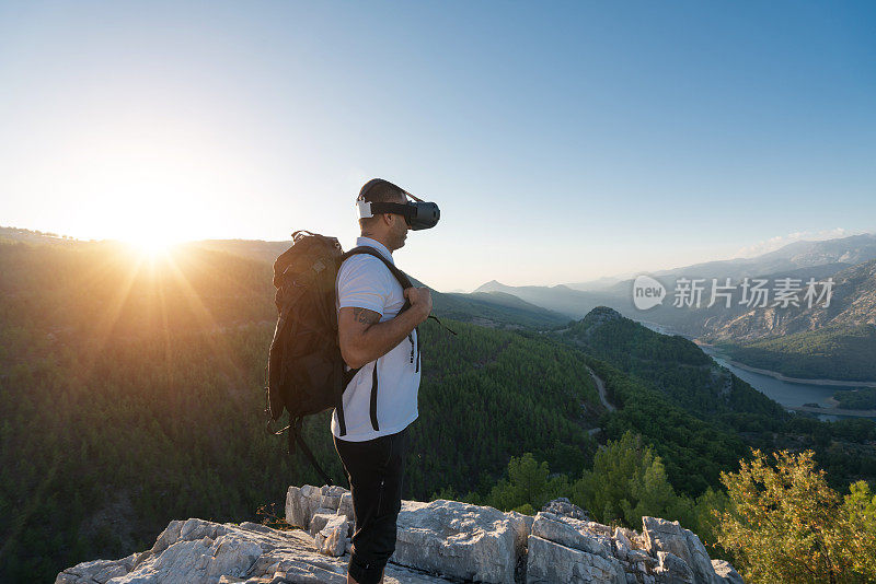 登山者从山顶欣赏风景