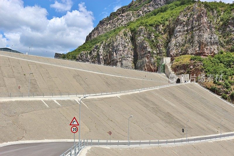 巨大的大坝和水电站在偏远的山区景观，在科曼村，阿尔巴尼亚北部。