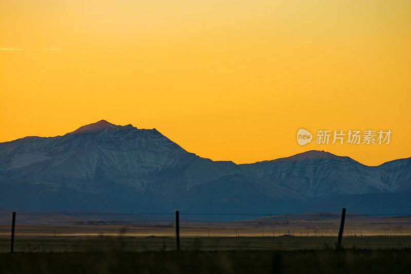 落基山脉上橙色和金色的夕阳
