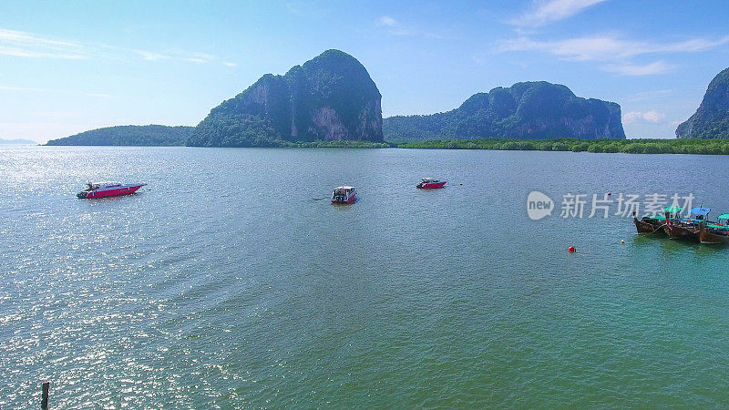 美丽的日落在热带海洋与长尾船在泰国南部