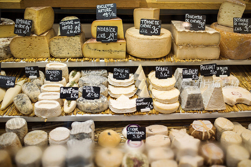 不同种类的奶酪在商店里，巴黎，法国