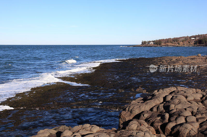 海浪拍打着海岸