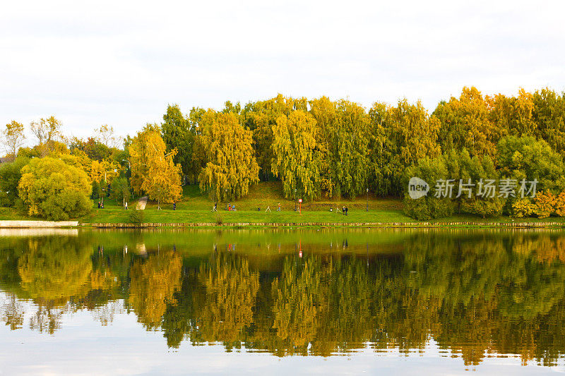 察里奇诺公园上察里奇诺池塘的秋天