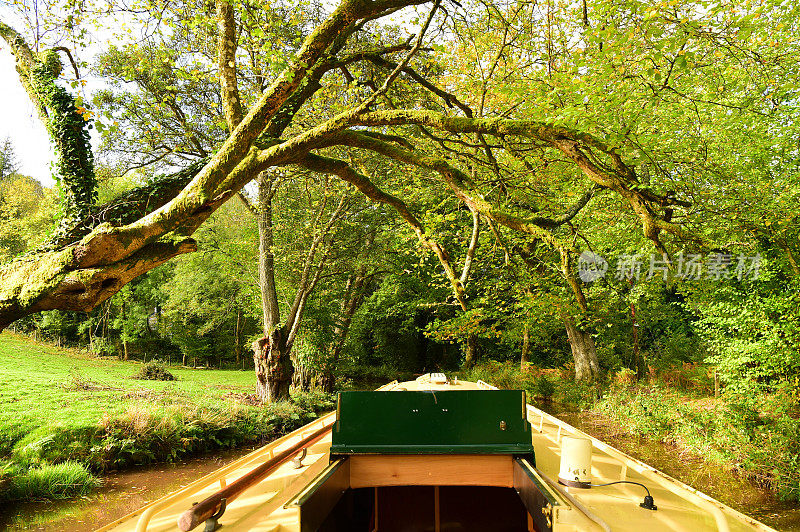 Narrow-boating在秋天