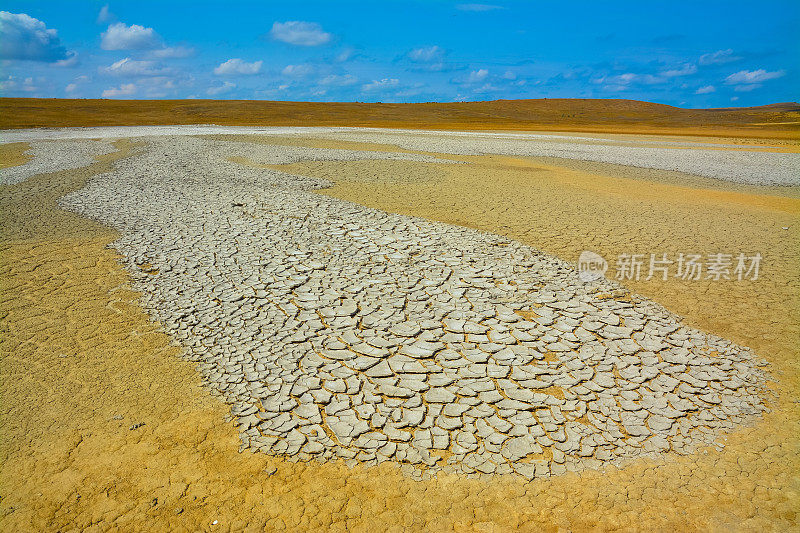 在沙漠中干燥的泥浆如画的图案