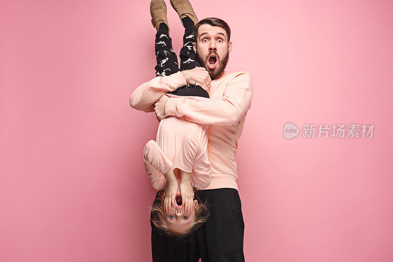 快乐的父亲和女儿玩粉红色