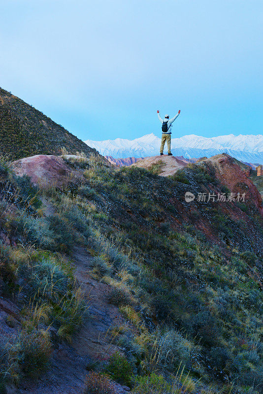 大自然摄影师背包在山上