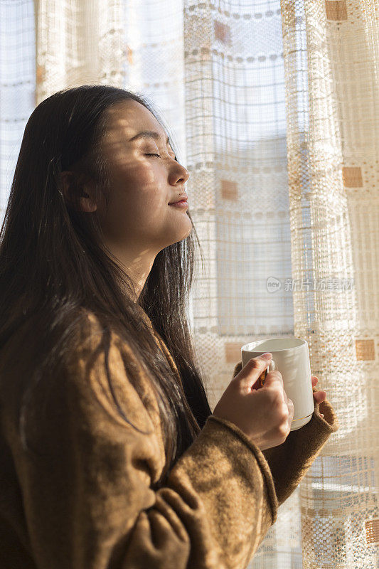 女人在家里打发闲暇时间