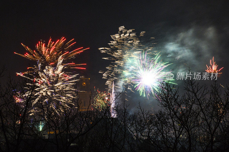 新年前夜的午夜焰火在Zwolle市与Peperbus钟塔